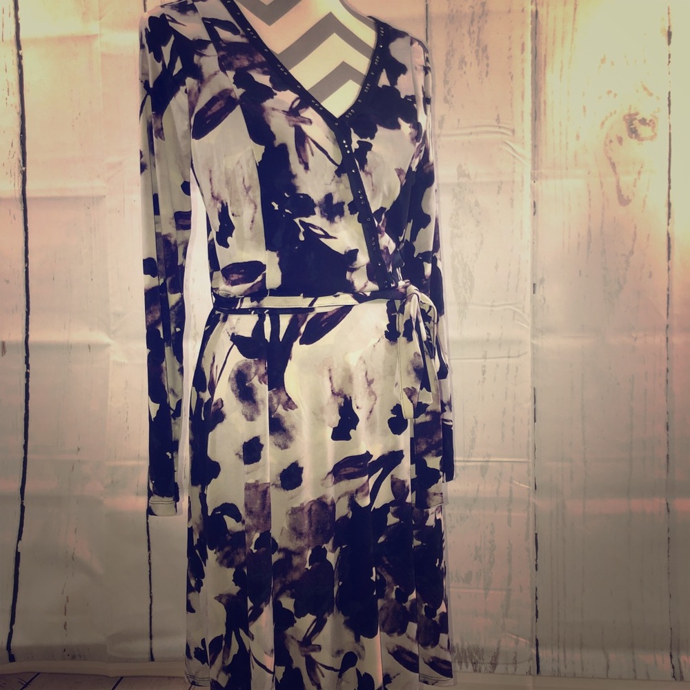 Like New! Simply Vera Wang Floral Wrap Dress - image 4